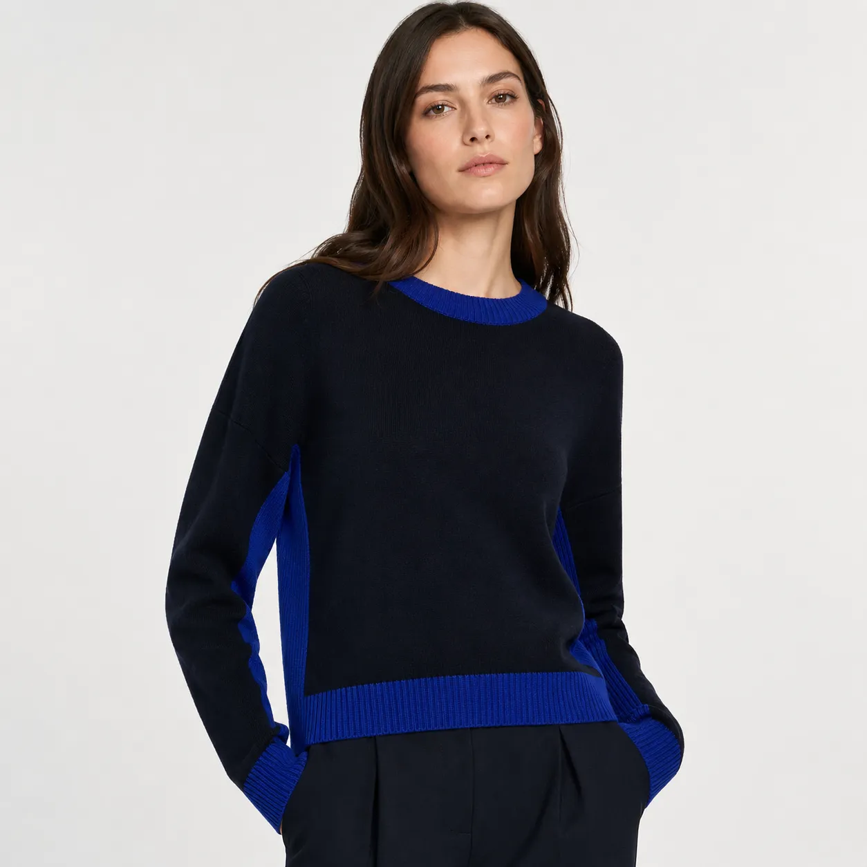 stylische frau in deep navy blue pullover mode accessoires
